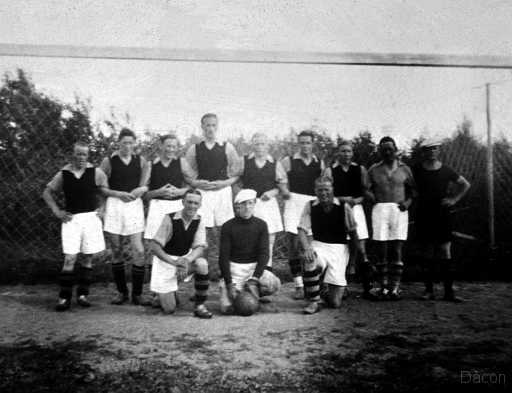 Bild_nr_0000.jpg - Fr v. Valter Lövgren, Olle Fahlesson, Valter Hägg, Kurt Lidman, Folke Lövgren, Rune Hallqvist, Bengt Lövgren, Sigurd Eriksson, Domare Oskar Lundberg, framför Egon Lundberg, Sven-Åke Ström och Samuel Holmqvist.