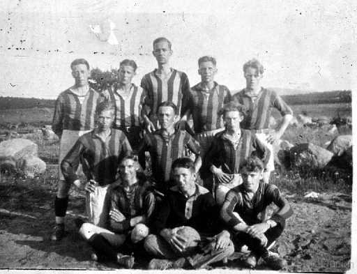 Bild_nr_0003_exposure.jpg - Fr.v. Ernst Bruce, Halvard Lövgren, N N ? , Bengt Lövgren, Valter Lövgren, i  mitten Kosti Mikko, Egon Lundberg, Helge Hägg, sittande fr.v. Emil Bröms, Boris Blomqvist och Åke Ström.