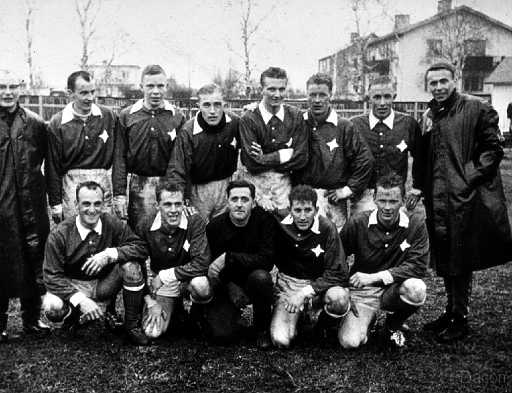 Bild_nr_0019_exposure.jpg - Bror Erkén (lagledare), Uno Lindström, Ove Höglund, Bo Sandström,  Per Ulf Sjöberg, Sven-Erik Sandberg, Kent Karlsson,  (tränaren) Ove Moberg, nedre raden Knut Lindbäck, Rolf Söderberg, Valter Hägg ochLars-Arne Nilsson.