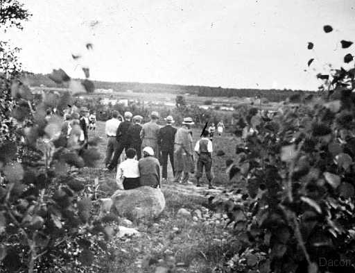 Bild_nr_0026_exposure.jpg - Bild från gamla fotbollsplanen på Finnholmen som låg före nuvarande ridstallarna, året är 1936 – Ynglingen i golfbyxor är Stig Sjöberg som tagit med sig Amerikanen och farbrodern Harry Sjöberg för att åse en”toppmatch” bland tuvorna.