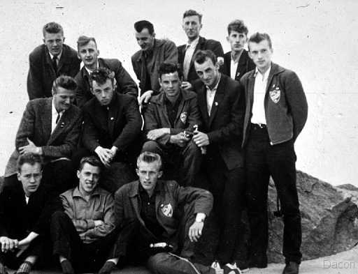 Bild_nr_0036_exposure.jpg - Fr.v. Ulf Johansson, Bengt Forsman, Uno Lindström, Valter Hägg, Lennart Hägg, Leif Larsson och de fyra i mitten är: Per-Ulf Sjöberg, Harry Öbom, Karl-Erik Lundberg och Knut Lindbäck Längst ner: Bengt Sundkvist, Rolf Söderberg och Bo Sandström.