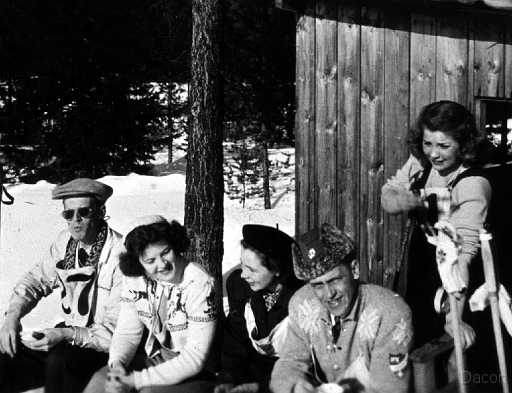 Bild_nr_0046_exposure.jpg - Motionsidrott på skidor:fr. v. Bo-Erik Sjöberg, Sigyn Lindström, NN  , Egon Lndberg och Lilian Classon.