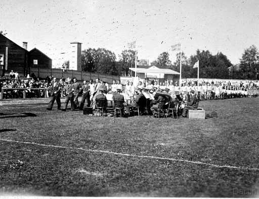 Bild_nr_0056_exposure.jpg - Invigning av Råneå nya idrottsplats året är 1935. Råneå Idrottsplattsförening under ledning av ordf. Knut Sjöberg och Läraren Ernst Gandal kunde den 16 juni 1935 inviga den nya idrottsplatsen i samband med att friidrottstävling och fotboll-match mellan IFK föreningarna från Råneå och Luleå bl.a.