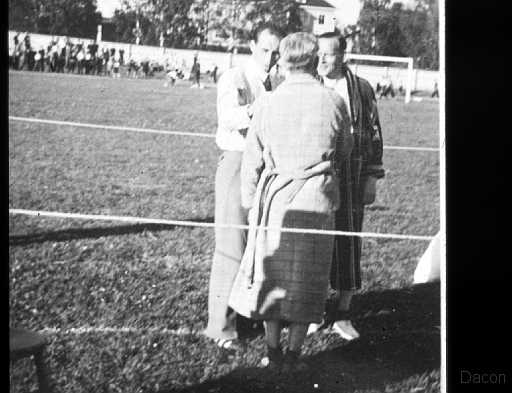 Bild_nr_0058_exposure.jpg - Vid fotbollens paus var det  ”kuddkrig” Med förbundna ögon mellan faddrarna till skapelsen, Knut Sjöberg och Ernst Gandal ringdomare var Skolans gym.Lärare. Knut får in ett avgörande slag- Dricka mellan ronderna.