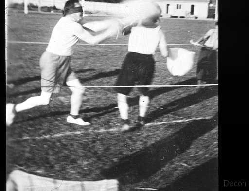 Bild_nr_0060_exposure.jpg - Vid fotbollens paus var det  ”kuddkrig” Med förbundna ögon mellan faddrarna till skapelsen, Knut Sjöberg och Ernst Gandal ringdomare var Skolans gym.Lärare. Knut får in ett avgörande slag- Dricka mellan ronderna.